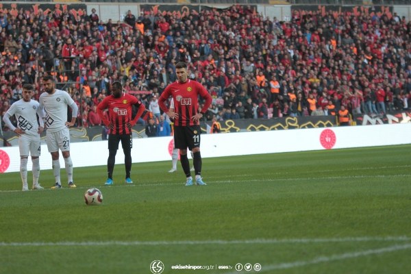 TFF 1. Lig’in 10. haftasında Eskişehirspor evinde karşılaştığı Osmanlıspor’u 3-2 mağlup etti. Osmanlıspor’da maçın ardından konuşan Teknik Direktör Turan İnce, “Bu seyircinin baskısında, buraya gelen hiçbir deplasman takımının maç alma şansı yok” dedi.