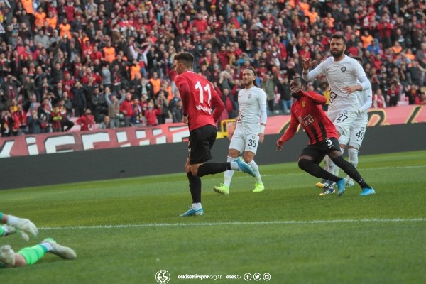 TFF 1. Lig’in 10. haftasında Eskişehirspor evinde karşılaştığı Osmanlıspor’u 3-2 mağlup etti. Osmanlıspor’da maçın ardından konuşan Teknik Direktör Turan İnce, “Bu seyircinin baskısında, buraya gelen hiçbir deplasman takımının maç alma şansı yok” dedi.