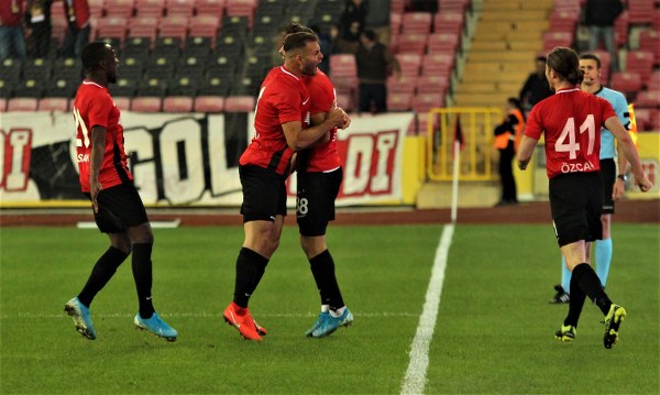 TFF 1. Lig’in 10. haftasında Eskişehirspor evinde karşılaştığı Osmanlıspor’u 3-2 mağlup etti. Osmanlıspor’da maçın ardından konuşan Teknik Direktör Turan İnce, “Bu seyircinin baskısında, buraya gelen hiçbir deplasman takımının maç alma şansı yok” dedi.