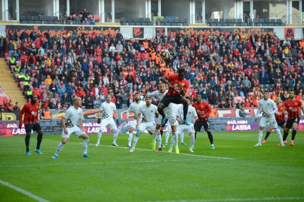 TFF 1. Lig’in 10. haftasında Eskişehirspor evinde karşılaştığı Osmanlıspor’u 3-2 mağlup etti. Osmanlıspor’da maçın ardından konuşan Teknik Direktör Turan İnce, “Bu seyircinin baskısında, buraya gelen hiçbir deplasman takımının maç alma şansı yok” dedi.