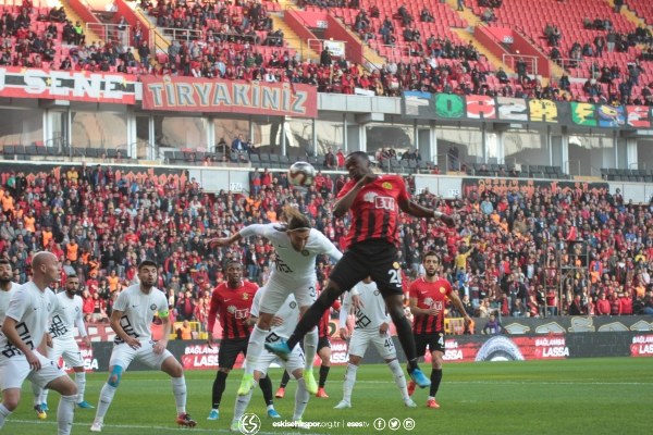 TFF 1. Lig’in 10. haftasında Eskişehirspor evinde karşılaştığı Osmanlıspor’u 3-2 mağlup etti. Osmanlıspor’da maçın ardından konuşan Teknik Direktör Turan İnce, “Bu seyircinin baskısında, buraya gelen hiçbir deplasman takımının maç alma şansı yok” dedi.