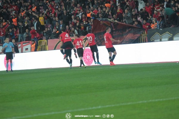 Bu konuda da Eskişehirspor takımı çok avantajlı. Bunu da iyi değerlendiriyorlar. Dediğim gibi galip gelen takım her zaman iyidir. Burada Eskişehirspor’u tebrik ediyorum.