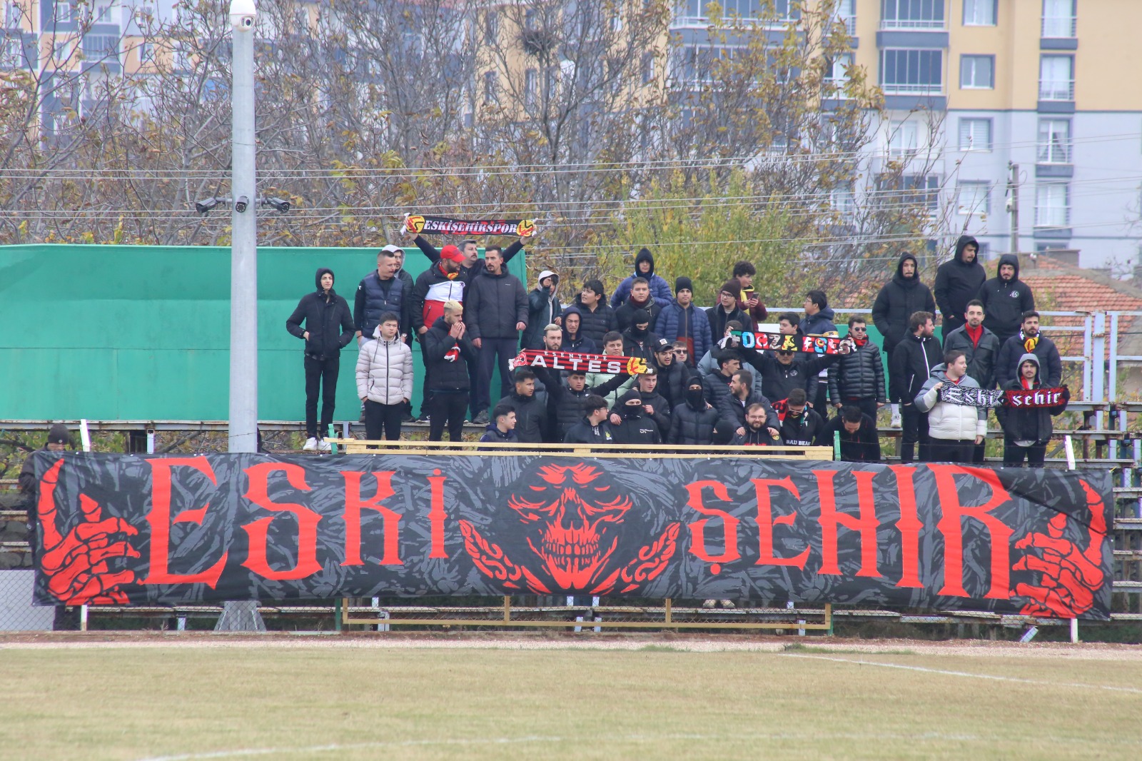 Eskişehirspor bu sezon Bölgesel Amatör Lig'de (BAL) şampiyon olamasa da taraftarları yağmur çamur demeden her yerde takımlarının yanında oldu. Geredespor deplasmanı dışında tüm deplasmanlarda tribünleri dolduran Es Es taraftarı, iç sahada ortalama 5 bin kişiyle tribünleri inletti. Zorlu şartlara rağmen her zaman takımlarının yanında olan Eskişehirspor taraftarı, Türk futbol tarihinde unutulmaz bir yere sahip.