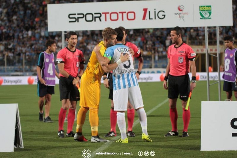 Eskişehirspor taraftarları Adana Demirspor karşılaşmasında takımlarını yalnız bırakmadı. Kilometleri hiçe sayarak Adana’ya giden Es Es taraftarı sevdalarına büyük destek verdi. Adana’da ADS taraftarları ile maçtan önce buluşan piknik yapan Es Es taraftarı maça Adana Demirspor taraftarlarıyla birlikte geçti. Saha dışında yaşanan dostluk rüzgarları maç içinde de devam etti. Es Es taraftarları maç sonunda takımlarını ayakta alkışladı.