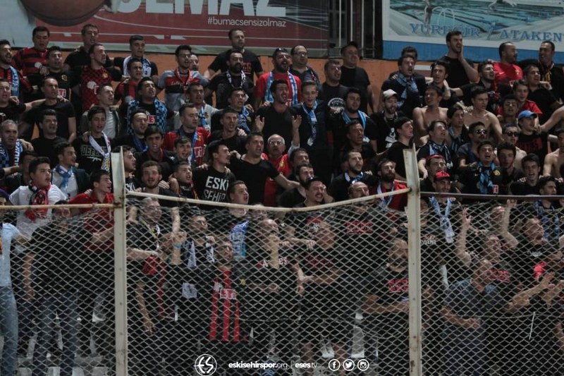 Eskişehirspor taraftarları Adana Demirspor karşılaşmasında takımlarını yalnız bırakmadı. Kilometleri hiçe sayarak Adana’ya giden Es Es taraftarı sevdalarına büyük destek verdi. Adana’da ADS taraftarları ile maçtan önce buluşan piknik yapan Es Es taraftarı maça Adana Demirspor taraftarlarıyla birlikte geçti. Saha dışında yaşanan dostluk rüzgarları maç içinde de devam etti. Es Es taraftarları maç sonunda takımlarını ayakta alkışladı.