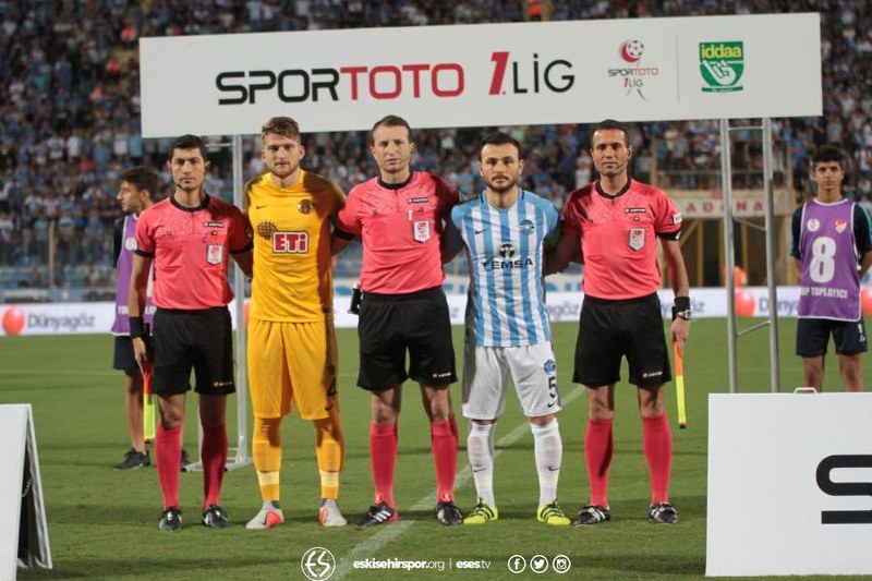 Eskişehirspor taraftarları Adana Demirspor karşılaşmasında takımlarını yalnız bırakmadı. Kilometleri hiçe sayarak Adana’ya giden Es Es taraftarı sevdalarına büyük destek verdi. Adana’da ADS taraftarları ile maçtan önce buluşan piknik yapan Es Es taraftarı maça Adana Demirspor taraftarlarıyla birlikte geçti. Saha dışında yaşanan dostluk rüzgarları maç içinde de devam etti. Es Es taraftarları maç sonunda takımlarını ayakta alkışladı.