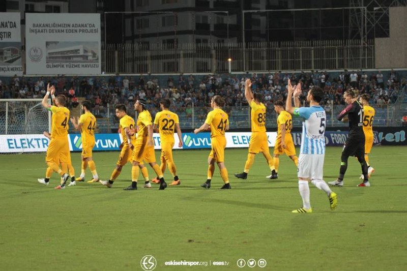 Eskişehirspor taraftarları Adana Demirspor karşılaşmasında takımlarını yalnız bırakmadı. Kilometleri hiçe sayarak Adana’ya giden Es Es taraftarı sevdalarına büyük destek verdi. Adana’da ADS taraftarları ile maçtan önce buluşan piknik yapan Es Es taraftarı maça Adana Demirspor taraftarlarıyla birlikte geçti. Saha dışında yaşanan dostluk rüzgarları maç içinde de devam etti. Es Es taraftarları maç sonunda takımlarını ayakta alkışladı.