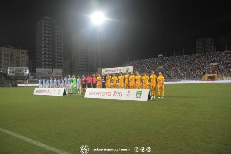 Eskişehirspor taraftarları Adana Demirspor karşılaşmasında takımlarını yalnız bırakmadı. Kilometleri hiçe sayarak Adana’ya giden Es Es taraftarı sevdalarına büyük destek verdi. Adana’da ADS taraftarları ile maçtan önce buluşan piknik yapan Es Es taraftarı maça Adana Demirspor taraftarlarıyla birlikte geçti. Saha dışında yaşanan dostluk rüzgarları maç içinde de devam etti. Es Es taraftarları maç sonunda takımlarını ayakta alkışladı.