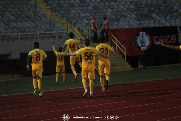 Spor Toto 1. Lig’in 32. haftasında Eskişehirspor, Altay deplasmanında 2-1 mağlup oldu. Maça damga vuran ise yine müthiş taraftarıydı. Eskişehirspor taraftarı İzmir’de oynanan Altay karşılaşmasında takımını yalnız bırakmadı. Kilometreleri hiçe sayarak İzmir’e sabahın erken saatlerinden giden cefakar taraftar tribündeki yerini aldı. Yaklaşık 200 taraftar İzmir’i Es Es diye inletti. Taraftarlar maç sonrası takımı tribüne çağırarak gösterdiği mücadeleden ötürü ayakta alkışladı. 