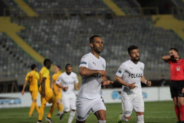 Spor Toto 1. Lig’in 32. haftasında Eskişehirspor, Altay deplasmanında 2-1 mağlup oldu. Maça damga vuran ise yine müthiş taraftarıydı. Eskişehirspor taraftarı İzmir’de oynanan Altay karşılaşmasında takımını yalnız bırakmadı. Kilometreleri hiçe sayarak İzmir’e sabahın erken saatlerinden giden cefakar taraftar tribündeki yerini aldı. Yaklaşık 200 taraftar İzmir’i Es Es diye inletti. Taraftarlar maç sonrası takımı tribüne çağırarak gösterdiği mücadeleden ötürü ayakta alkışladı. 