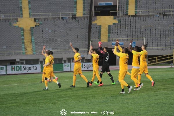 Spor Toto 1. Lig’in 32. haftasında Eskişehirspor, Altay deplasmanında 2-1 mağlup oldu. Maça damga vuran ise yine müthiş taraftarıydı. Eskişehirspor taraftarı İzmir’de oynanan Altay karşılaşmasında takımını yalnız bırakmadı. Kilometreleri hiçe sayarak İzmir’e sabahın erken saatlerinden giden cefakar taraftar tribündeki yerini aldı. Yaklaşık 200 taraftar İzmir’i Es Es diye inletti. Taraftarlar maç sonrası takımı tribüne çağırarak gösterdiği mücadeleden ötürü ayakta alkışladı. 