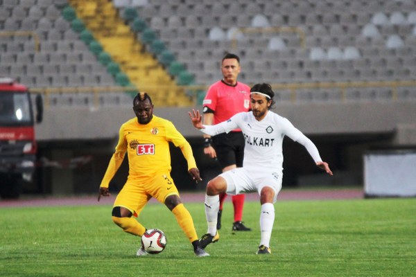 Spor Toto 1. Lig’in 32. haftasında Eskişehirspor, Altay deplasmanında 2-1 mağlup oldu. Maça damga vuran ise yine müthiş taraftarıydı. Eskişehirspor taraftarı İzmir’de oynanan Altay karşılaşmasında takımını yalnız bırakmadı. Kilometreleri hiçe sayarak İzmir’e sabahın erken saatlerinden giden cefakar taraftar tribündeki yerini aldı. Yaklaşık 200 taraftar İzmir’i Es Es diye inletti. Taraftarlar maç sonrası takımı tribüne çağırarak gösterdiği mücadeleden ötürü ayakta alkışladı. 