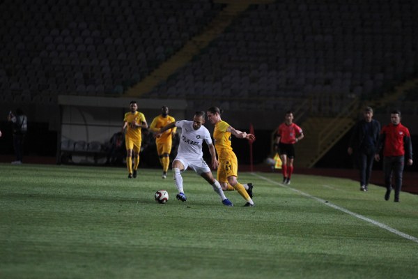 Spor Toto 1. Lig’in 32. haftasında Eskişehirspor, Altay deplasmanında 2-1 mağlup oldu. Maça damga vuran ise yine müthiş taraftarıydı. Eskişehirspor taraftarı İzmir’de oynanan Altay karşılaşmasında takımını yalnız bırakmadı. Kilometreleri hiçe sayarak İzmir’e sabahın erken saatlerinden giden cefakar taraftar tribündeki yerini aldı. Yaklaşık 200 taraftar İzmir’i Es Es diye inletti. Taraftarlar maç sonrası takımı tribüne çağırarak gösterdiği mücadeleden ötürü ayakta alkışladı. 