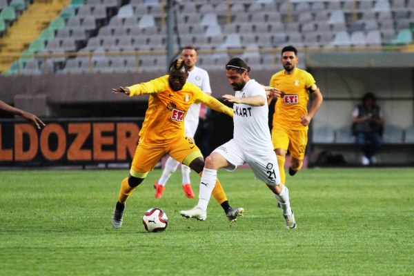 Spor Toto 1. Lig’in 32. haftasında Eskişehirspor, Altay deplasmanında 2-1 mağlup oldu. Maça damga vuran ise yine müthiş taraftarıydı. Eskişehirspor taraftarı İzmir’de oynanan Altay karşılaşmasında takımını yalnız bırakmadı. Kilometreleri hiçe sayarak İzmir’e sabahın erken saatlerinden giden cefakar taraftar tribündeki yerini aldı. Yaklaşık 200 taraftar İzmir’i Es Es diye inletti. Taraftarlar maç sonrası takımı tribüne çağırarak gösterdiği mücadeleden ötürü ayakta alkışladı. 