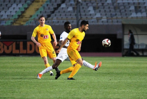 Spor Toto 1. Lig’in 32. haftasında Eskişehirspor, Altay deplasmanında 2-1 mağlup oldu. Maça damga vuran ise yine müthiş taraftarıydı. Eskişehirspor taraftarı İzmir’de oynanan Altay karşılaşmasında takımını yalnız bırakmadı. Kilometreleri hiçe sayarak İzmir’e sabahın erken saatlerinden giden cefakar taraftar tribündeki yerini aldı. Yaklaşık 200 taraftar İzmir’i Es Es diye inletti. Taraftarlar maç sonrası takımı tribüne çağırarak gösterdiği mücadeleden ötürü ayakta alkışladı. 