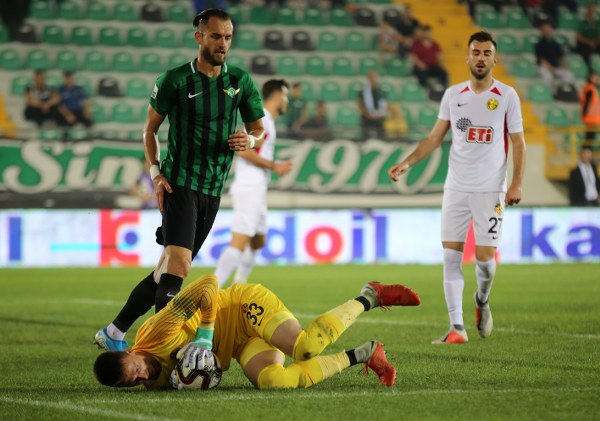 Eskişehirspor’un cefakar taraftarı dün oynanan Akhisarspor karşılaşmasında takımını yalnız bırakmadı. Dün öğle saatlerinde Eskişehir’in farklı bölgelerinde toplanan taraftarlar Manisa’ya doğru yola çıktı. Taraftarlar stadyumda yerini alırken mücadelenin ilk dakikasından itibaren takımına destek verdi.