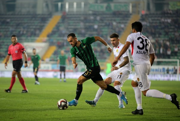 Eskişehirspor’un cefakar taraftarı dün oynanan Akhisarspor karşılaşmasında takımını yalnız bırakmadı. Dün öğle saatlerinde Eskişehir’in farklı bölgelerinde toplanan taraftarlar Manisa’ya doğru yola çıktı. Taraftarlar stadyumda yerini alırken mücadelenin ilk dakikasından itibaren takımına destek verdi.