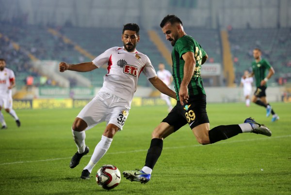 Eskişehirspor’un cefakar taraftarı dün oynanan Akhisarspor karşılaşmasında takımını yalnız bırakmadı. Dün öğle saatlerinde Eskişehir’in farklı bölgelerinde toplanan taraftarlar Manisa’ya doğru yola çıktı. Taraftarlar stadyumda yerini alırken mücadelenin ilk dakikasından itibaren takımına destek verdi.