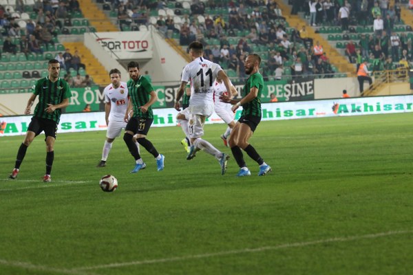 Eskişehirspor’un cefakar taraftarı dün oynanan Akhisarspor karşılaşmasında takımını yalnız bırakmadı. Dün öğle saatlerinde Eskişehir’in farklı bölgelerinde toplanan taraftarlar Manisa’ya doğru yola çıktı. Taraftarlar stadyumda yerini alırken mücadelenin ilk dakikasından itibaren takımına destek verdi.