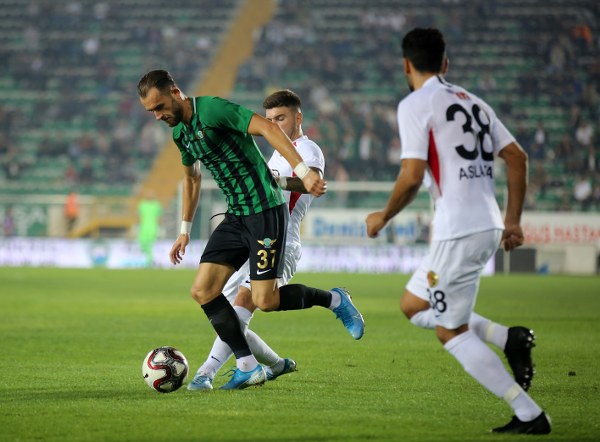 Eskişehirspor’un cefakar taraftarı dün oynanan Akhisarspor karşılaşmasında takımını yalnız bırakmadı. Dün öğle saatlerinde Eskişehir’in farklı bölgelerinde toplanan taraftarlar Manisa’ya doğru yola çıktı. Taraftarlar stadyumda yerini alırken mücadelenin ilk dakikasından itibaren takımına destek verdi.