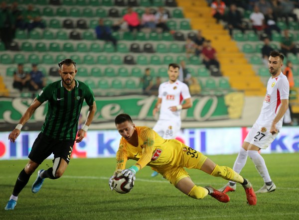 Eskişehirspor’un cefakar taraftarı dün oynanan Akhisarspor karşılaşmasında takımını yalnız bırakmadı. Dün öğle saatlerinde Eskişehir’in farklı bölgelerinde toplanan taraftarlar Manisa’ya doğru yola çıktı. Taraftarlar stadyumda yerini alırken mücadelenin ilk dakikasından itibaren takımına destek verdi.