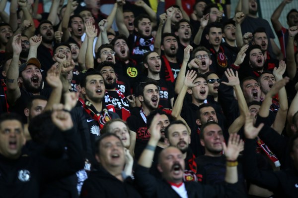 Eskişehirspor’un cefakar taraftarı dün oynanan Akhisarspor karşılaşmasında takımını yalnız bırakmadı. Dün öğle saatlerinde Eskişehir’in farklı bölgelerinde toplanan taraftarlar Manisa’ya doğru yola çıktı. Taraftarlar stadyumda yerini alırken mücadelenin ilk dakikasından itibaren takımına destek verdi.