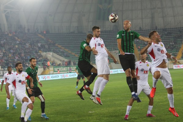 Eskişehirspor’un cefakar taraftarı dün oynanan Akhisarspor karşılaşmasında takımını yalnız bırakmadı. Dün öğle saatlerinde Eskişehir’in farklı bölgelerinde toplanan taraftarlar Manisa’ya doğru yola çıktı. Taraftarlar stadyumda yerini alırken mücadelenin ilk dakikasından itibaren takımına destek verdi.