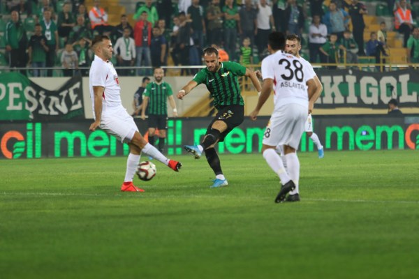 Eskişehirspor’un cefakar taraftarı dün oynanan Akhisarspor karşılaşmasında takımını yalnız bırakmadı. Dün öğle saatlerinde Eskişehir’in farklı bölgelerinde toplanan taraftarlar Manisa’ya doğru yola çıktı. Taraftarlar stadyumda yerini alırken mücadelenin ilk dakikasından itibaren takımına destek verdi.