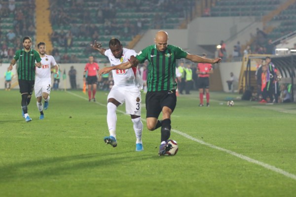 Eskişehirspor’un cefakar taraftarı dün oynanan Akhisarspor karşılaşmasında takımını yalnız bırakmadı. Dün öğle saatlerinde Eskişehir’in farklı bölgelerinde toplanan taraftarlar Manisa’ya doğru yola çıktı. Taraftarlar stadyumda yerini alırken mücadelenin ilk dakikasından itibaren takımına destek verdi.