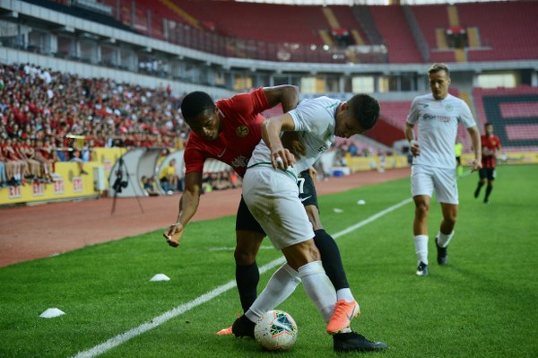 Eskişehirspor'un Konyaspor ile 1-1 berabere kaldığı hazırlık maçını yaklaşık 15 bin taraftar izledi. İşte maçtan ve tribünden fotoğraflar.