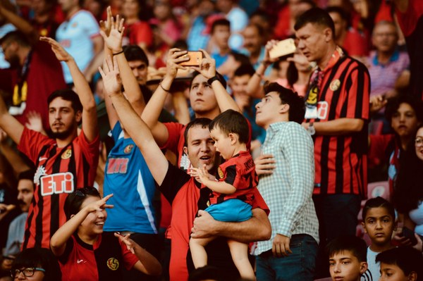 Eskişehirspor'un Konyaspor ile 1-1 berabere kaldığı hazırlık maçını yaklaşık 15 bin taraftar izledi. İşte maçtan ve tribünden fotoğraflar.