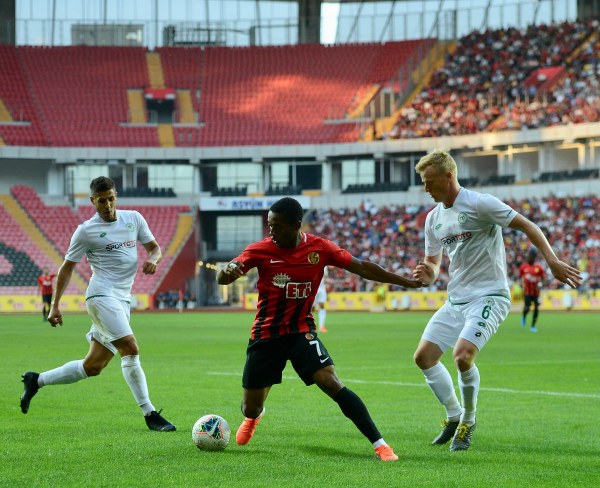 Eskişehirspor'un Konyaspor ile 1-1 berabere kaldığı hazırlık maçını yaklaşık 15 bin taraftar izledi. İşte maçtan ve tribünden fotoğraflar.