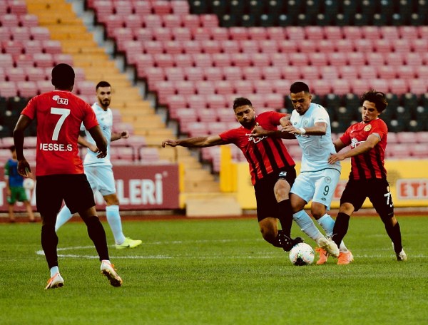 Eskişehirspor'un Konyaspor ile 1-1 berabere kaldığı hazırlık maçını yaklaşık 15 bin taraftar izledi. İşte maçtan ve tribünden fotoğraflar.