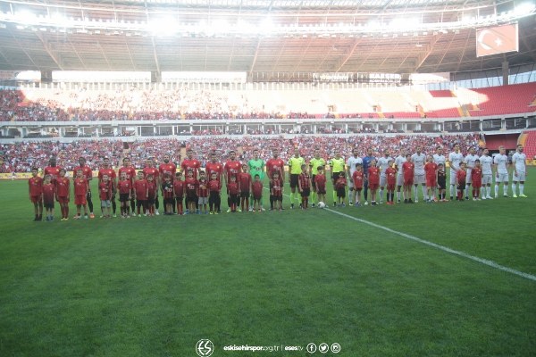 Eskişehirspor'un Konyaspor ile 1-1 berabere kaldığı hazırlık maçını yaklaşık 15 bin taraftar izledi. İşte maçtan ve tribünden fotoğraflar.