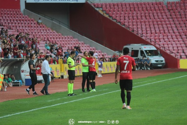 Eskişehirspor'un Konyaspor ile 1-1 berabere kaldığı hazırlık maçını yaklaşık 15 bin taraftar izledi. İşte maçtan ve tribünden fotoğraflar.