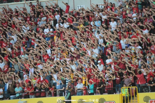 Eskişehirspor'un Konyaspor ile 1-1 berabere kaldığı hazırlık maçını yaklaşık 15 bin taraftar izledi. İşte maçtan ve tribünden fotoğraflar.