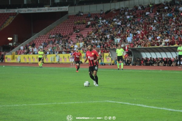 Eskişehirspor'un Konyaspor ile 1-1 berabere kaldığı hazırlık maçını yaklaşık 15 bin taraftar izledi. İşte maçtan ve tribünden fotoğraflar.