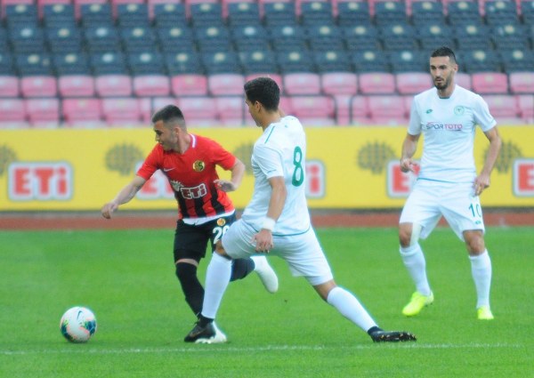 Eskişehirspor'un Konyaspor ile 1-1 berabere kaldığı hazırlık maçını yaklaşık 15 bin taraftar izledi. İşte maçtan ve tribünden fotoğraflar.