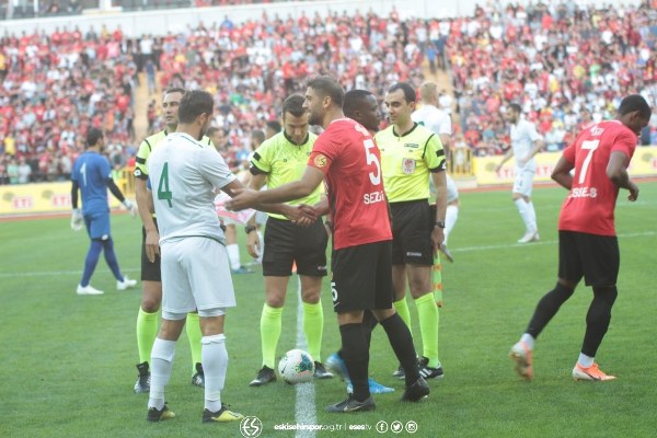 Eskişehirspor'un Konyaspor ile 1-1 berabere kaldığı hazırlık maçını yaklaşık 15 bin taraftar izledi. İşte maçtan ve tribünden fotoğraflar.