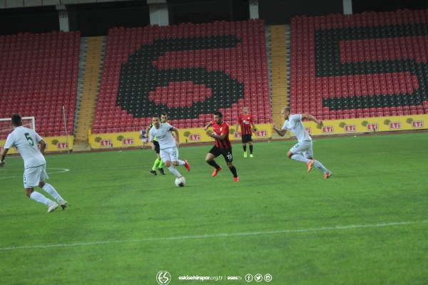 Eskişehirspor'un Konyaspor ile 1-1 berabere kaldığı hazırlık maçını yaklaşık 15 bin taraftar izledi. İşte maçtan ve tribünden fotoğraflar.