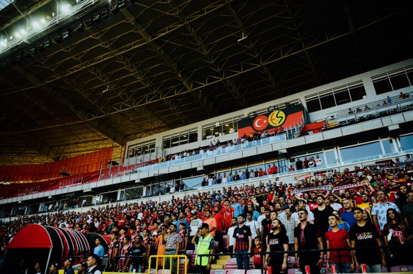 Eskişehirspor'un Konyaspor ile 1-1 berabere kaldığı hazırlık maçını yaklaşık 15 bin taraftar izledi. İşte maçtan ve tribünden fotoğraflar.