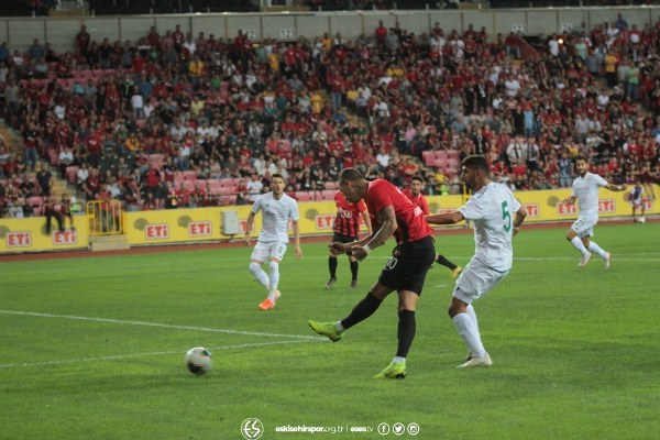 Eskişehirspor'un Konyaspor ile 1-1 berabere kaldığı hazırlık maçını yaklaşık 15 bin taraftar izledi. İşte maçtan ve tribünden fotoğraflar.