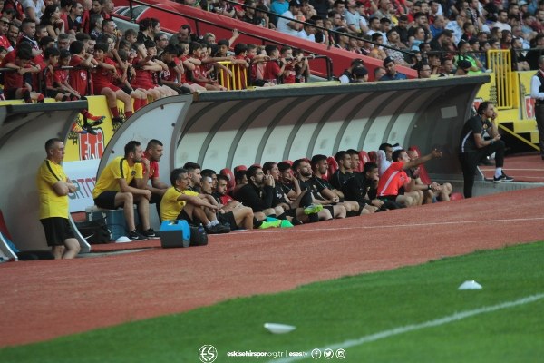 Eskişehirspor'un Konyaspor ile 1-1 berabere kaldığı hazırlık maçını yaklaşık 15 bin taraftar izledi. İşte maçtan ve tribünden fotoğraflar.