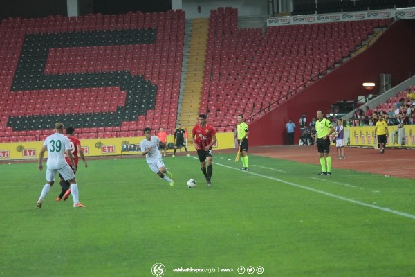 Eskişehirspor'un Konyaspor ile 1-1 berabere kaldığı hazırlık maçını yaklaşık 15 bin taraftar izledi. İşte maçtan ve tribünden fotoğraflar.