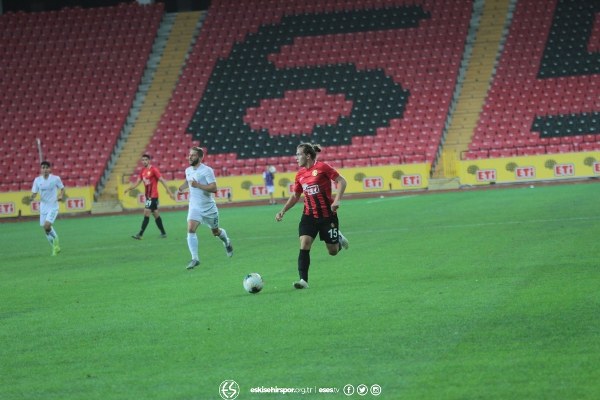 Eskişehirspor'un Konyaspor ile 1-1 berabere kaldığı hazırlık maçını yaklaşık 15 bin taraftar izledi. İşte maçtan ve tribünden fotoğraflar.