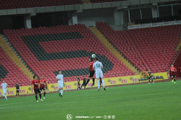 Eskişehirspor'un Konyaspor ile 1-1 berabere kaldığı hazırlık maçını yaklaşık 15 bin taraftar izledi. İşte maçtan ve tribünden fotoğraflar.