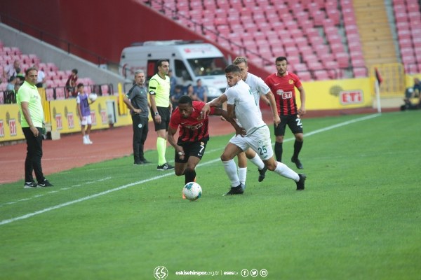 Eskişehirspor'un Konyaspor ile 1-1 berabere kaldığı hazırlık maçını yaklaşık 15 bin taraftar izledi. İşte maçtan ve tribünden fotoğraflar.