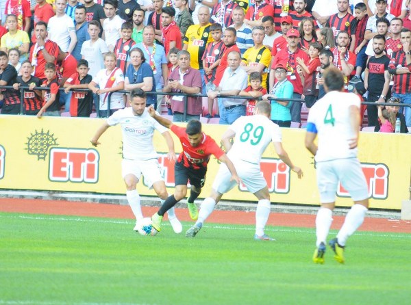 Eskişehirspor'un Konyaspor ile 1-1 berabere kaldığı hazırlık maçını yaklaşık 15 bin taraftar izledi. İşte maçtan ve tribünden fotoğraflar.