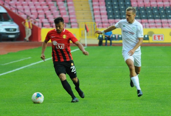 Eskişehirspor'un Konyaspor ile 1-1 berabere kaldığı hazırlık maçını yaklaşık 15 bin taraftar izledi. İşte maçtan ve tribünden fotoğraflar.