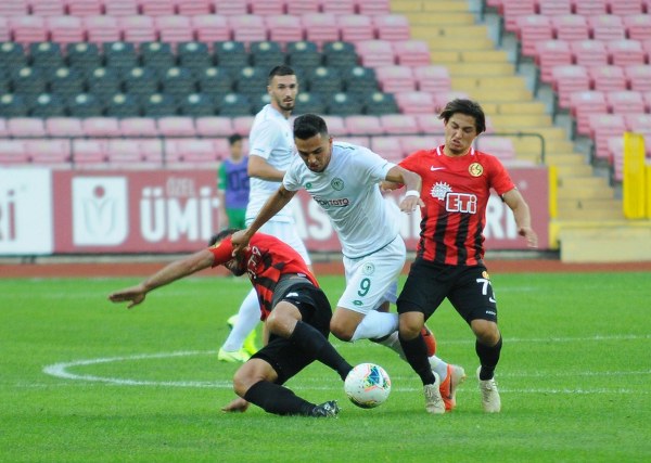 Eskişehirspor'un Konyaspor ile 1-1 berabere kaldığı hazırlık maçını yaklaşık 15 bin taraftar izledi. İşte maçtan ve tribünden fotoğraflar.